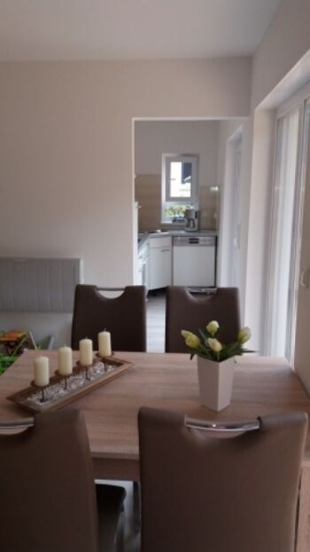 Essgruppe / Blick in die Küche