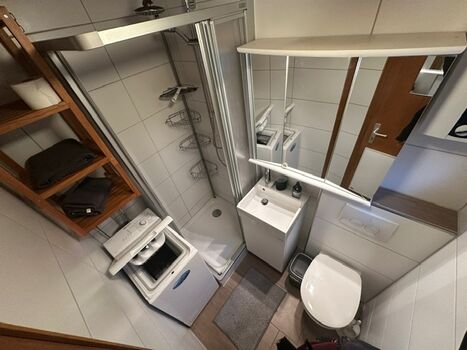 Badezimmer mit Waschmaschine