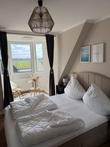 Doppelbett mit tollem Erker