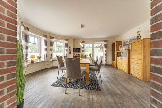 Essbereich mit Terrassenzugang zum Außenbereich