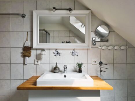 Tageslichtbad mit WC, Dusche, Waschmaschine und Fön