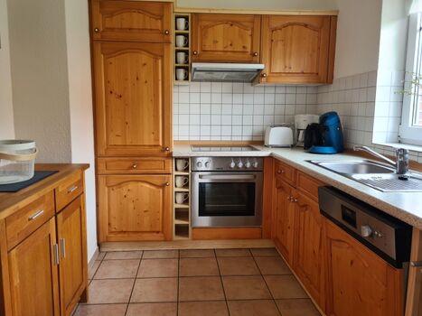 Gut ausgestattete Küche (ab Sept. 2025 neue helle Einbauküche) 