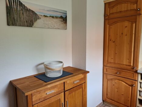 Küche mit reichlich Geschirr, Besteck, Töpfen und Zubehör