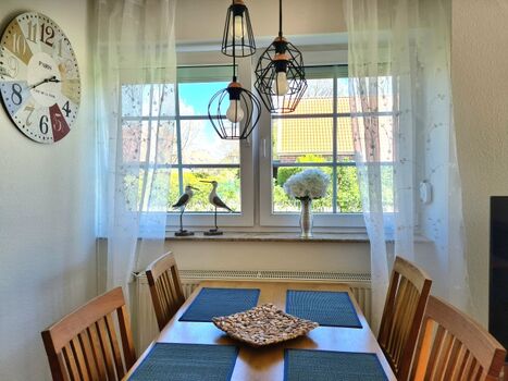 Heller Essplatz mit Blick nach draußen