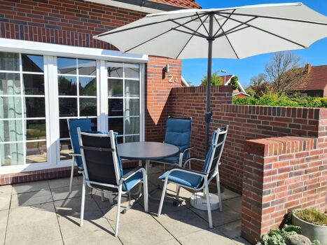 Sonne genießen beim Frühstück auf der Terrasse