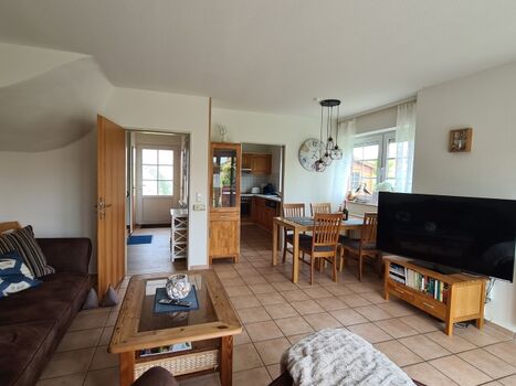 Geräumiges Wohnzimmer mit Esstisch und Smart TV