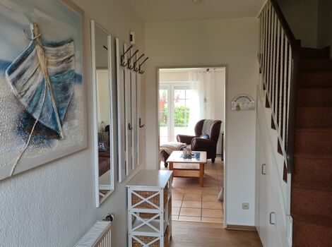 Willkommen im hellen Flur mit Zugang zum Wohnbereich