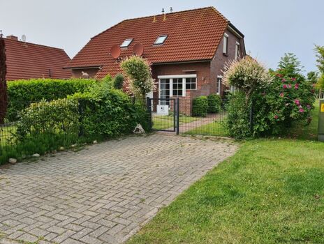 Geräumiger Parkplatz direkt auf dem Grundstück