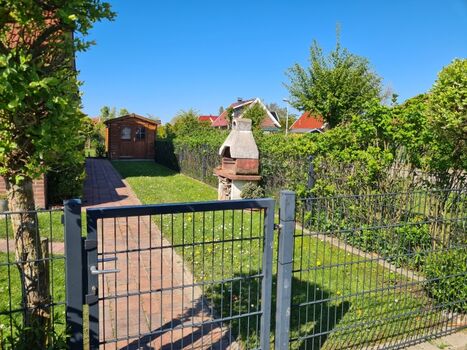 Garten mit abschließbarem Gartentor und  Zaun (1m)