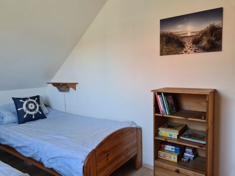 Kinderzimmer mit Schrank, Regal und Spielen