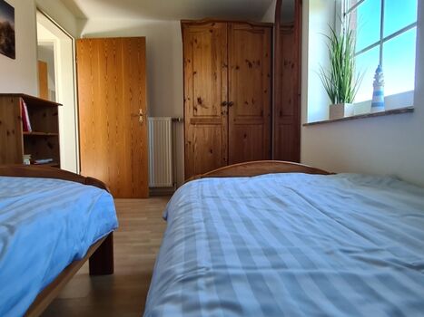 Fliegengitter und Jalousien, Babyreisebett vorhanden