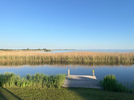 Blick von der Terrasse auf das Naturschutzgebiet, Gracht und Ijsselmeer