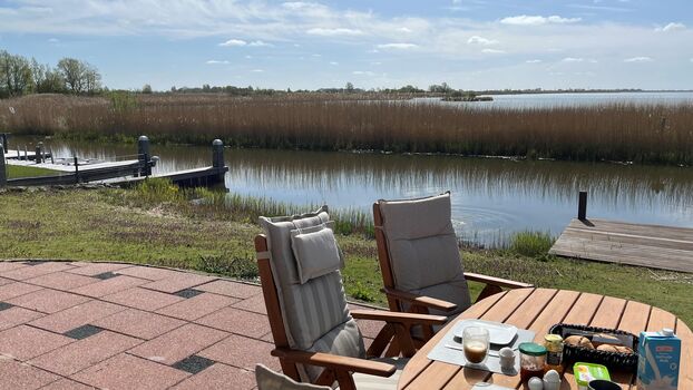 Terrassenfrühstück mit Blick aufs Meer