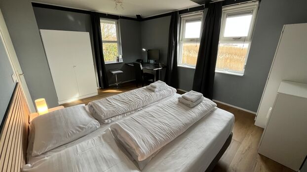 Schlafzimmer A mit Meerblick und Workation-Ecke