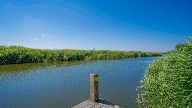 Blick auf die Gracht vom hauseigenen Boots- und Badesteg