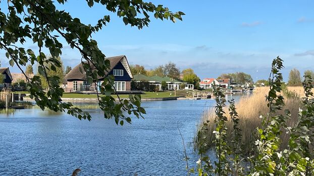 Gracht, die vom Meer zum Haus führt