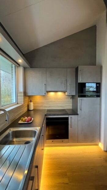 Küche mit Spülmaschine, Backofen, Mikrowelle, Kaffeemaschine, Wasserkocher, Senseo, Milchschäumer, Fruchtpresse, Mixer etc.