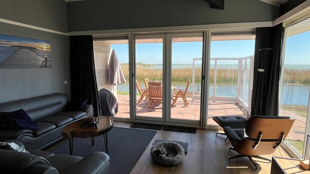 Panoramafenster mit Blick auf das Meer