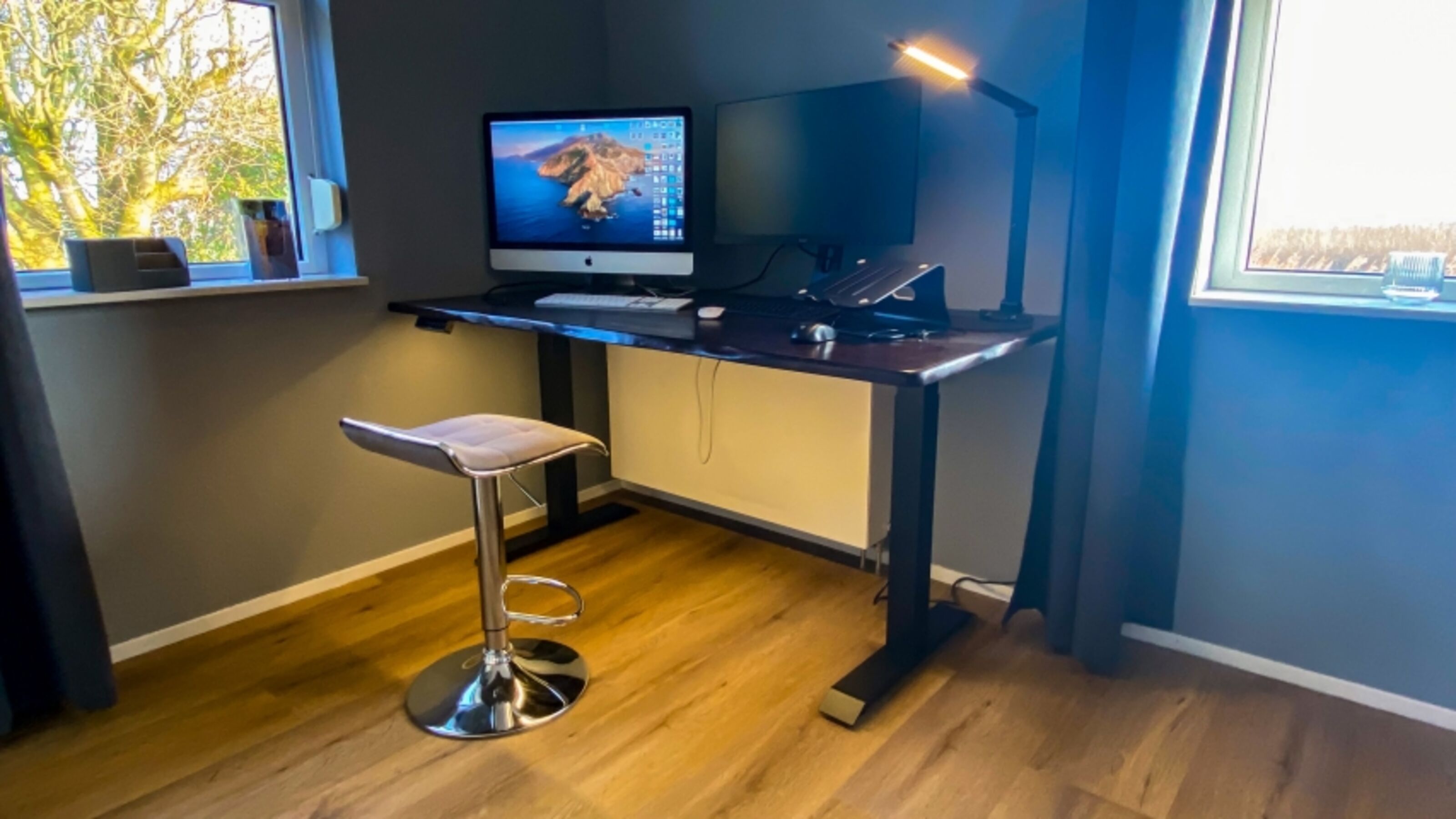 Workation - Schreibtisch höhenverstellbar mit Bildschirm, Laptopständer, Tastatur etc.