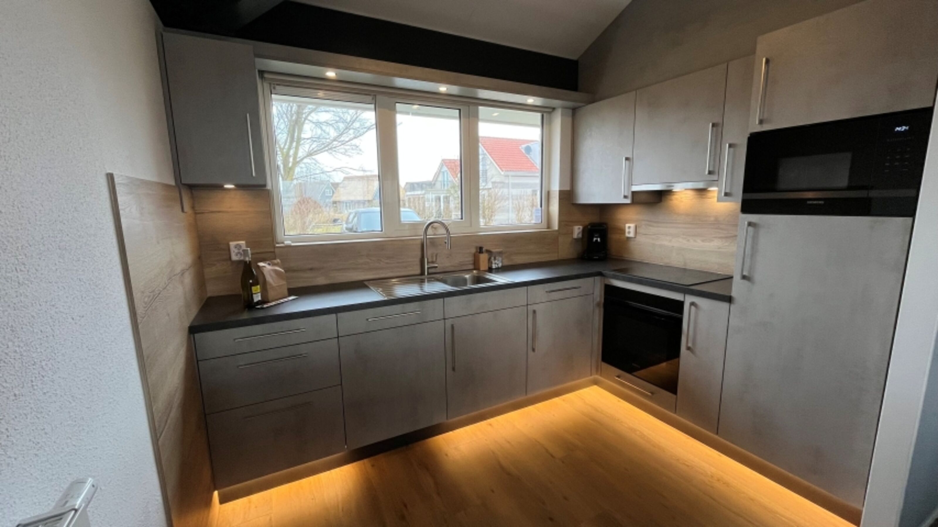Küche mit Spülmaschine, Backofen, Mikrowelle, Kaffeemaschine, Wasserkocher, Senseo, Milchschäumer, Fruchtpresse, Mixer etc.