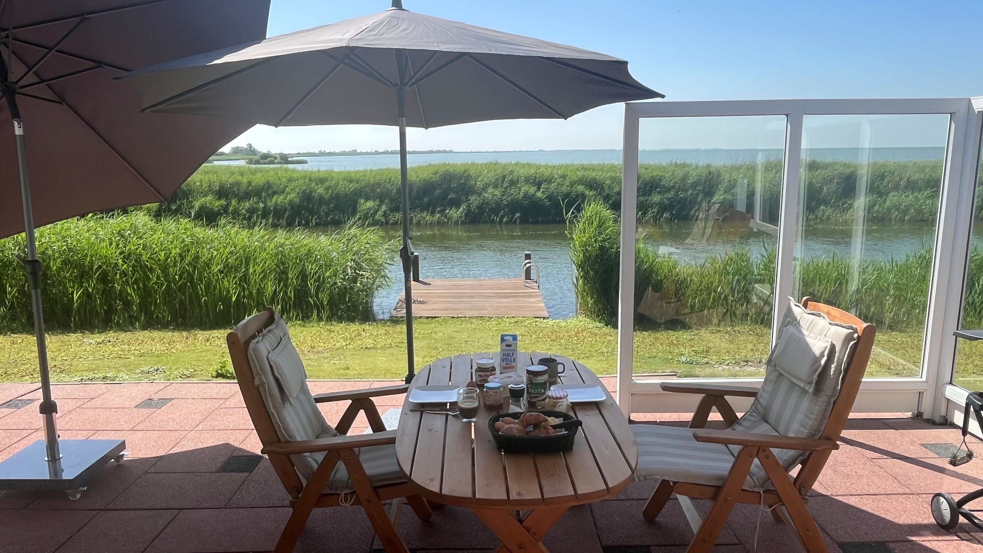 Terrassenfrühstück mit Blick aufs Meer
