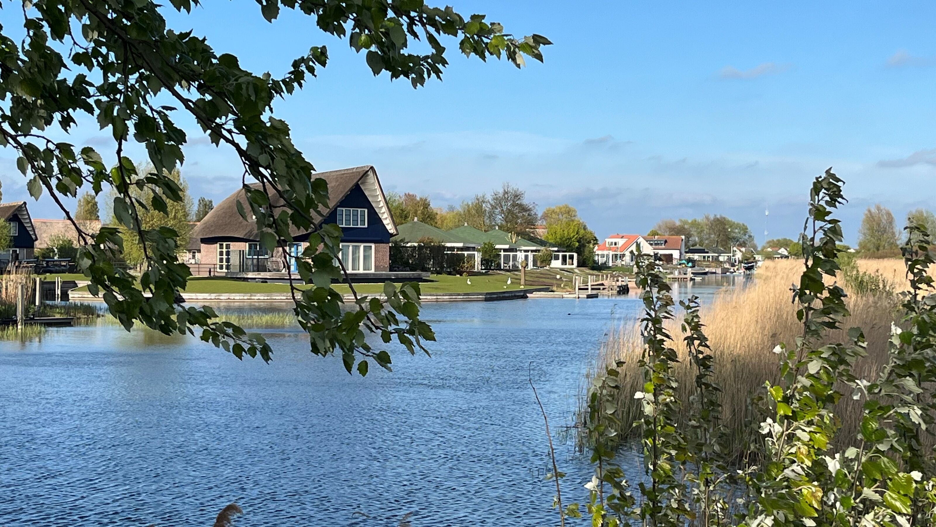 Gracht, die vom Meer zum Haus führt