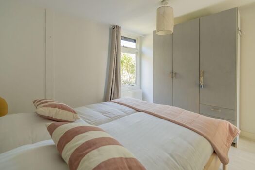 Schlafzimmer 2 mit Doppelbett und Kleiderschrank