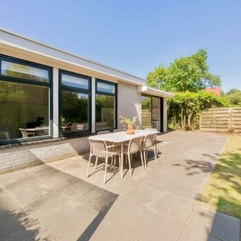 Der sonnige Garten mit Gartenmöbel