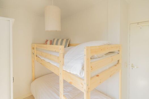 Schlafzimmer 3 mit Etagenbett und Kleiderschrank