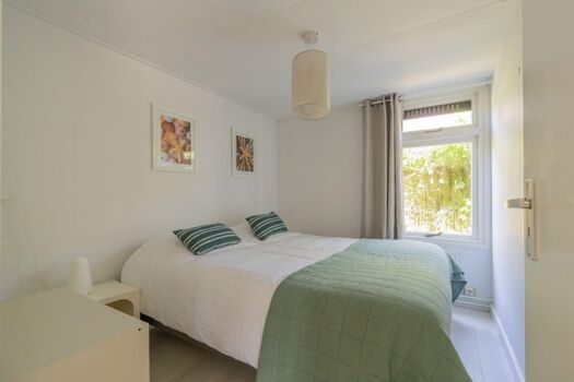 Schlafzimmer 1 mit 2 Einzelboxspringbetten und Kommode