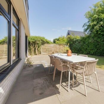 Die Terrasse mit Gartenmöbel 