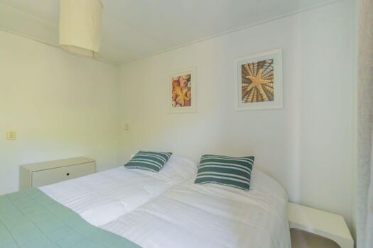 Schlafzimmer 1 mit 2 Einzelboxspringbetten und Kommode