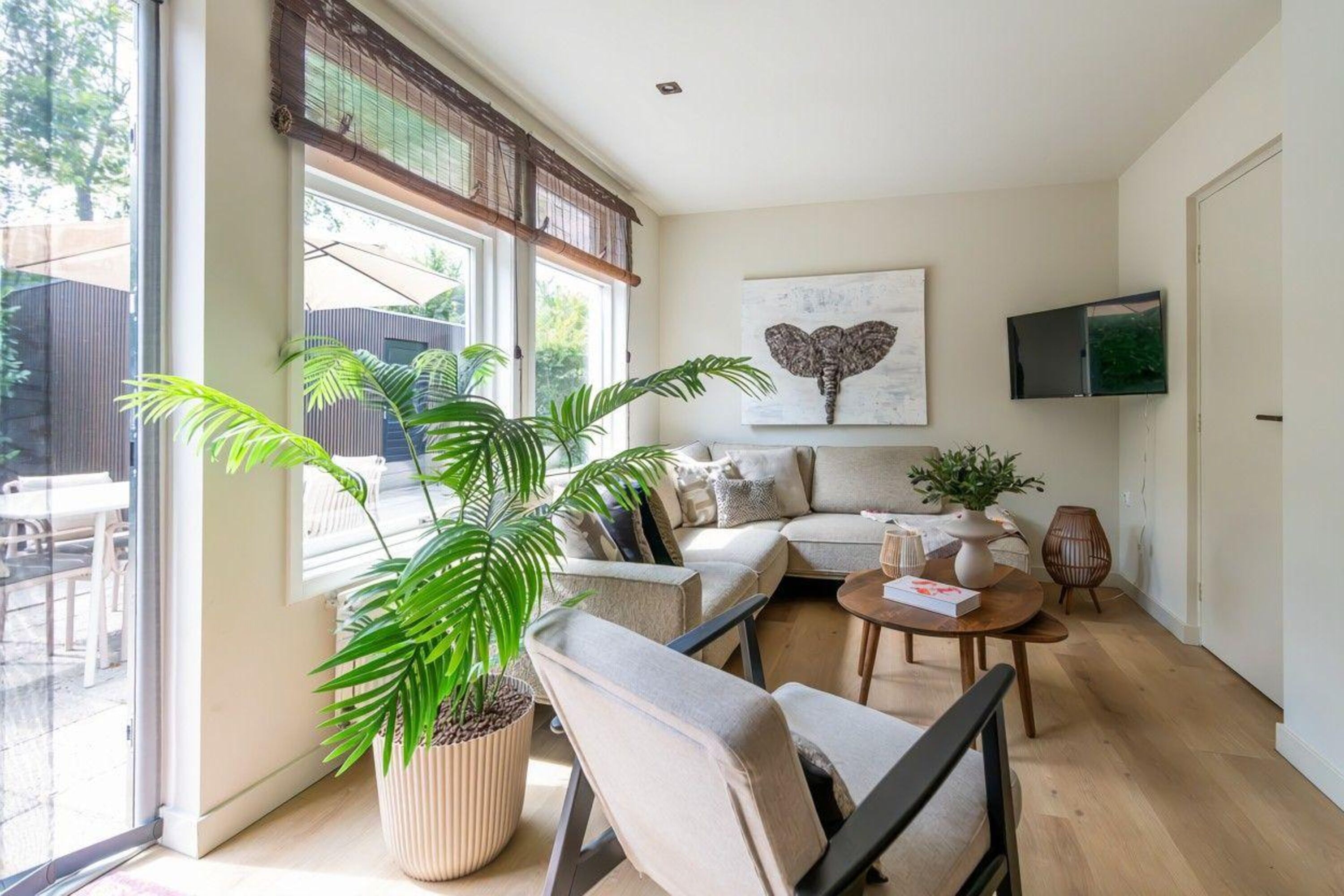 Das helle Wohnzimmer mit Sitzecke