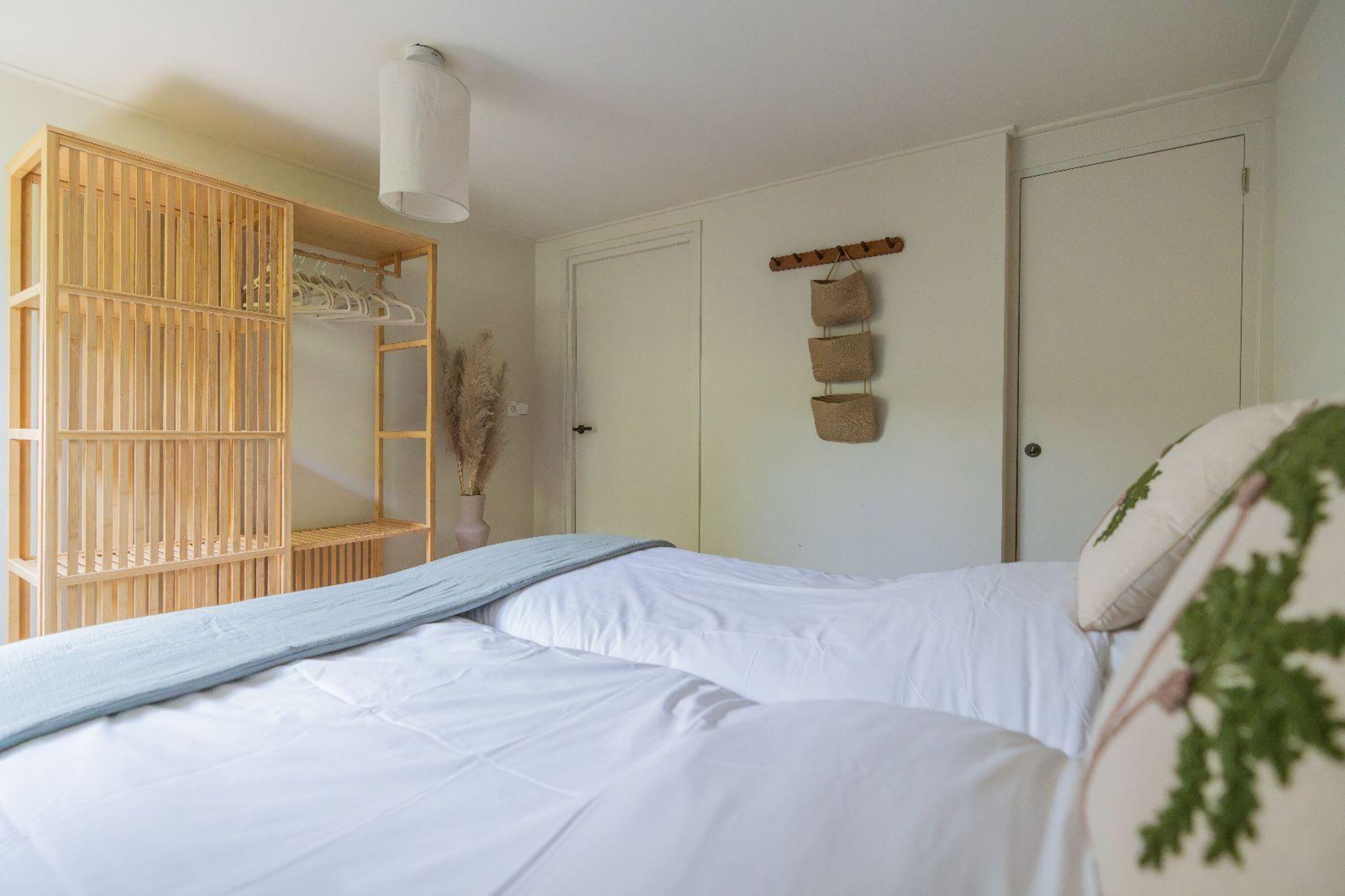 Schlafzimmer 2 mit Doppelbett und Kleiderschrank