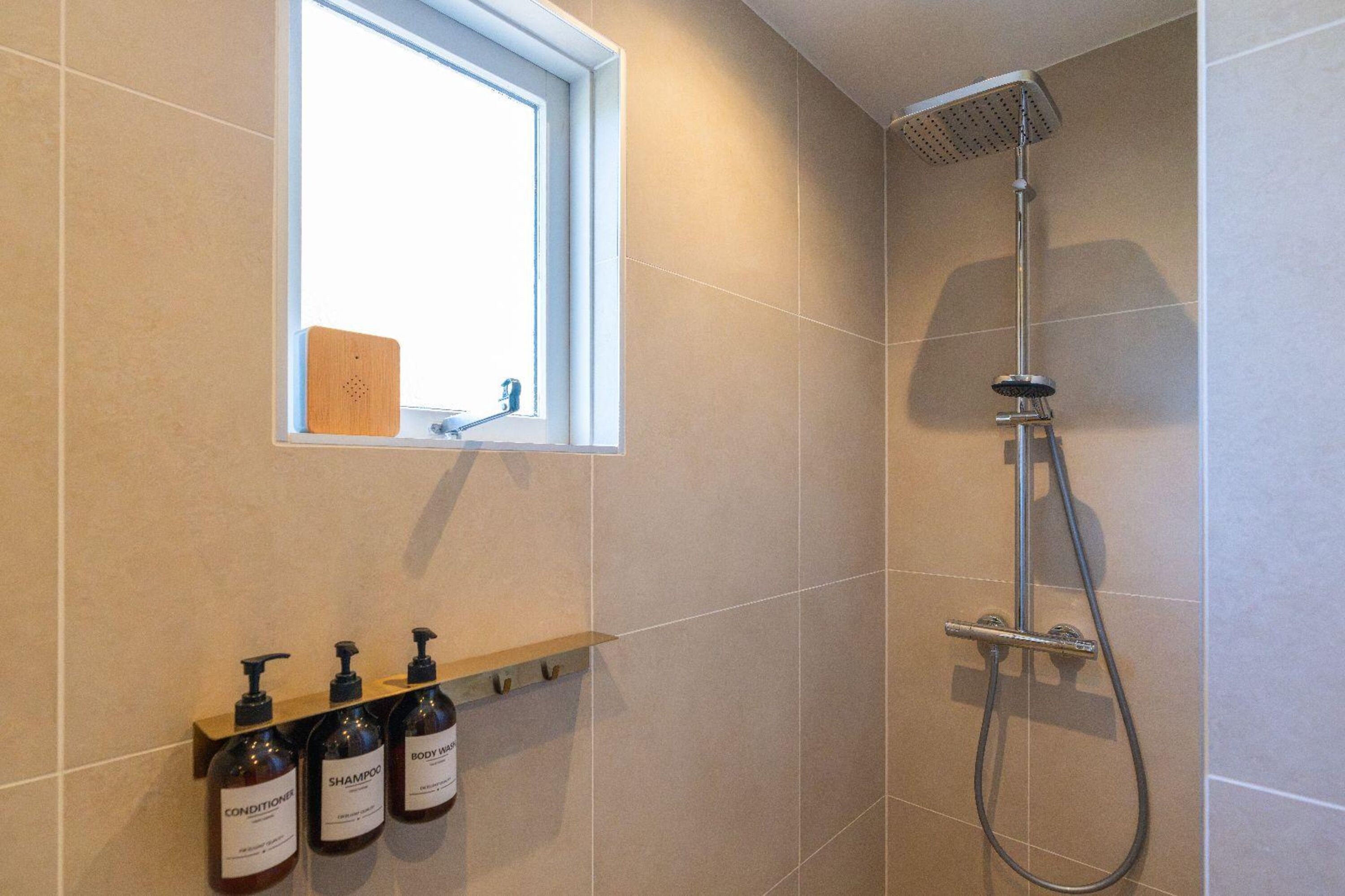 Das neue, moderne Badezimmer mit Regendusche