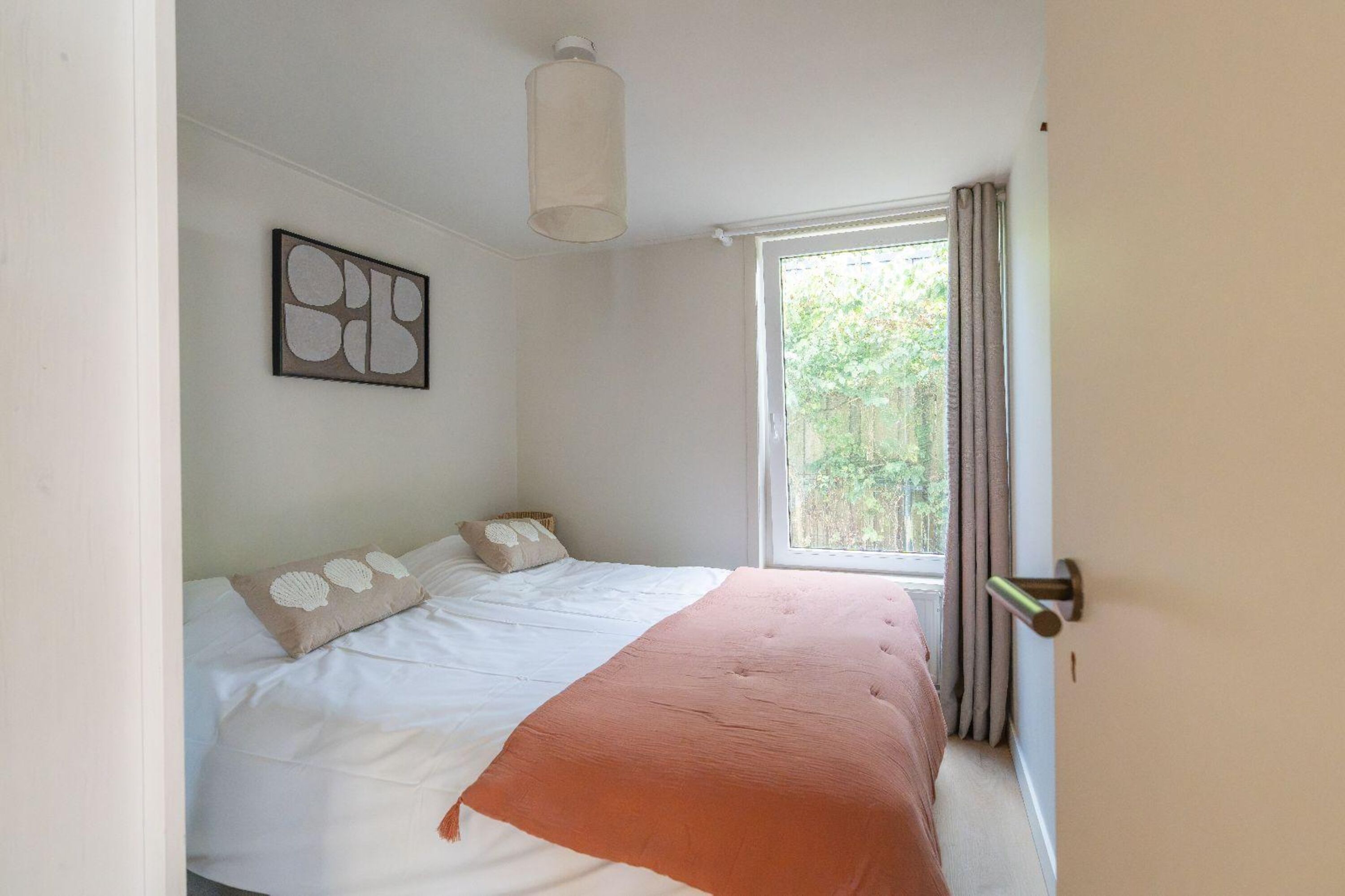 Schlafzimmer 1 mit 2 Einzel-Boxspringbetten und Schrank