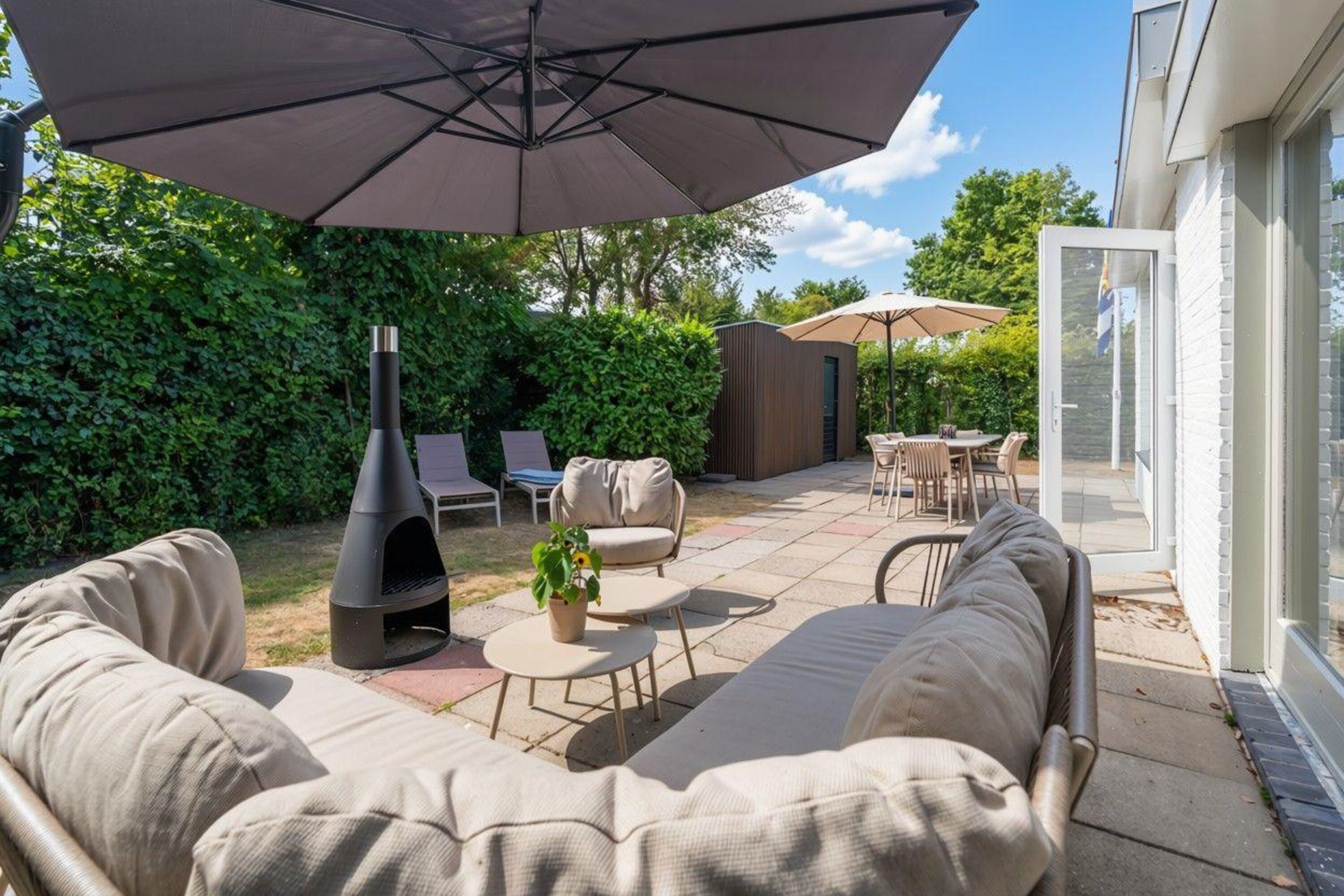 Die sonnige Terrasse mit Gartengruppe und Sonnenliegen