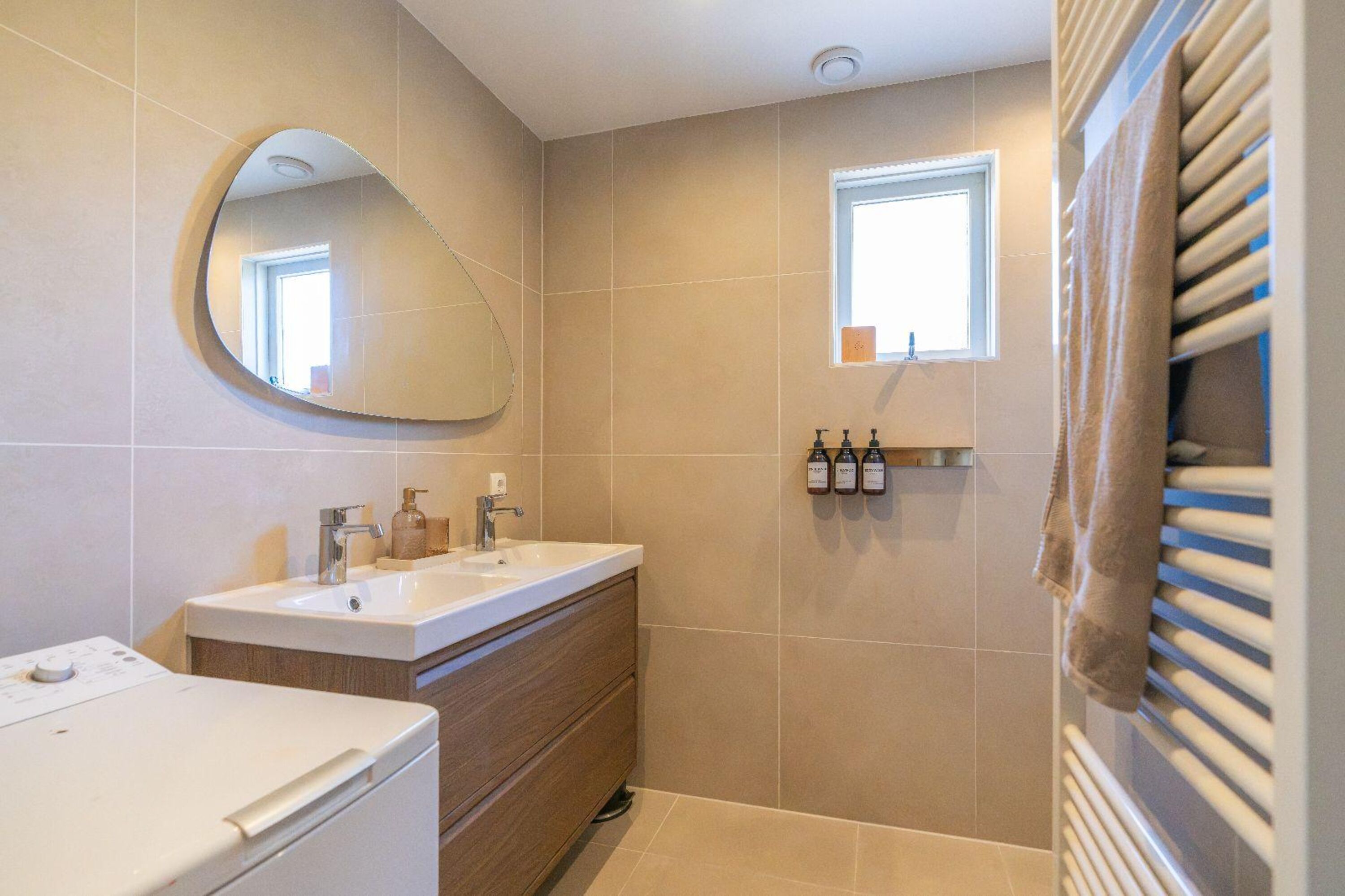 Das neue, moderne Badezimmer mit Regendusche