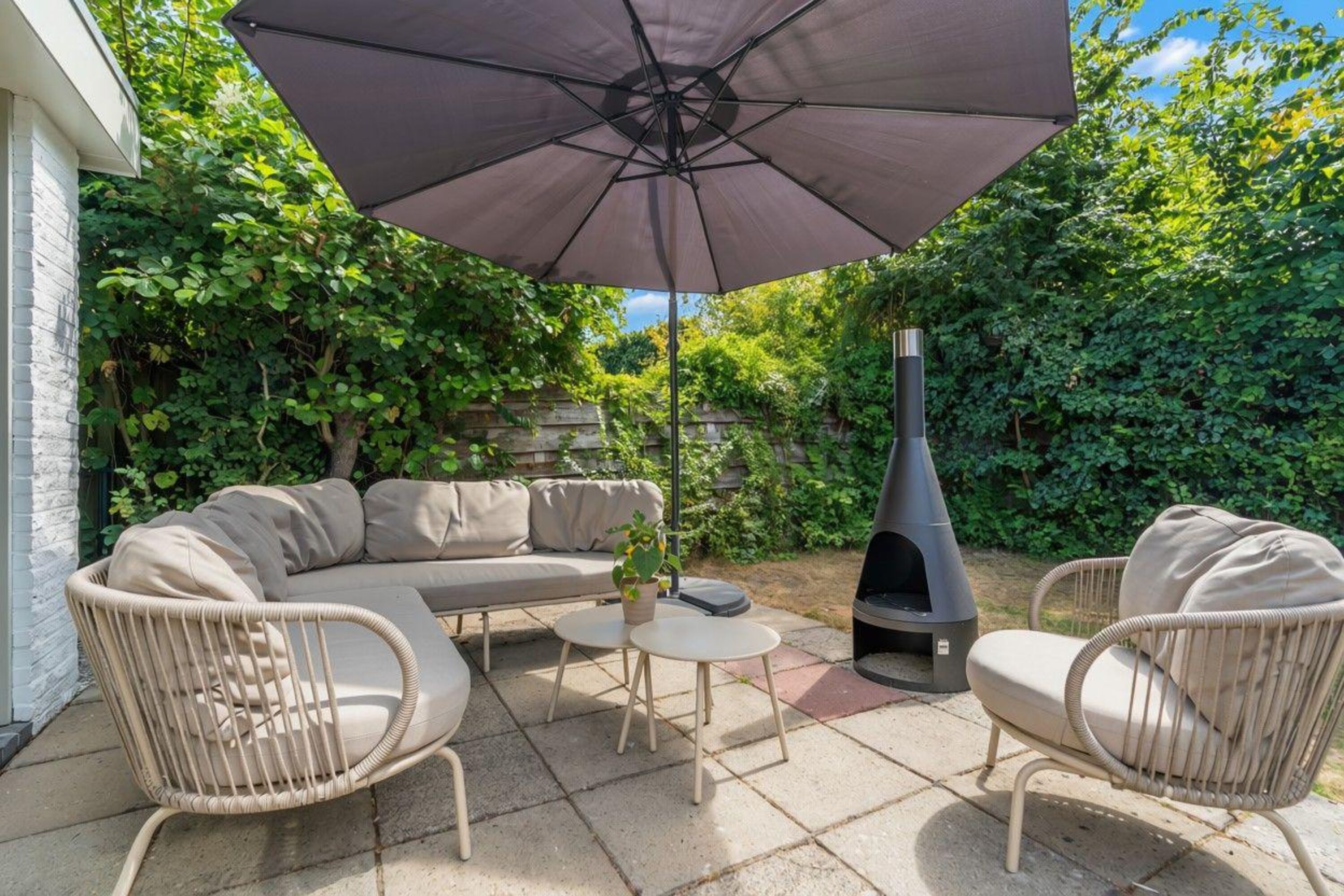 Lounge-Ecke mit Grill