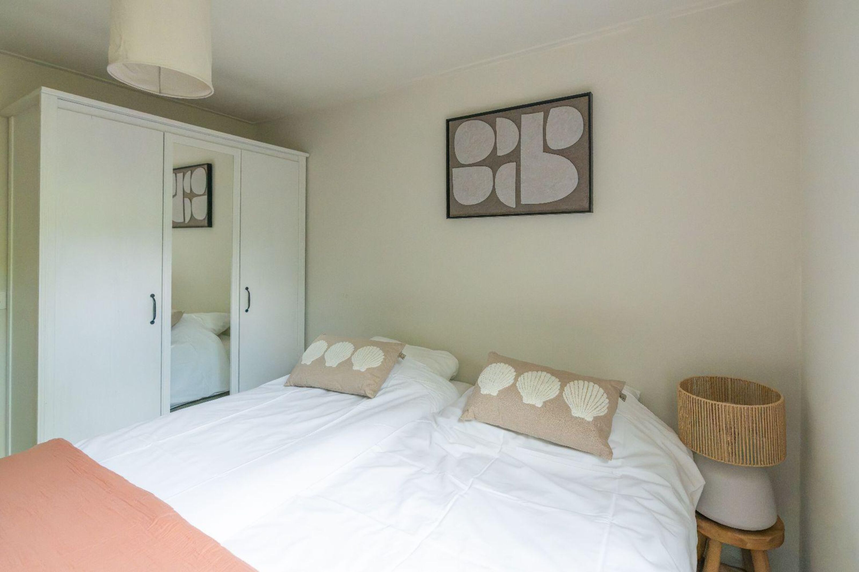Schlafzimmer 1 mit 2 Einzel-Boxspringbetten und Schrank