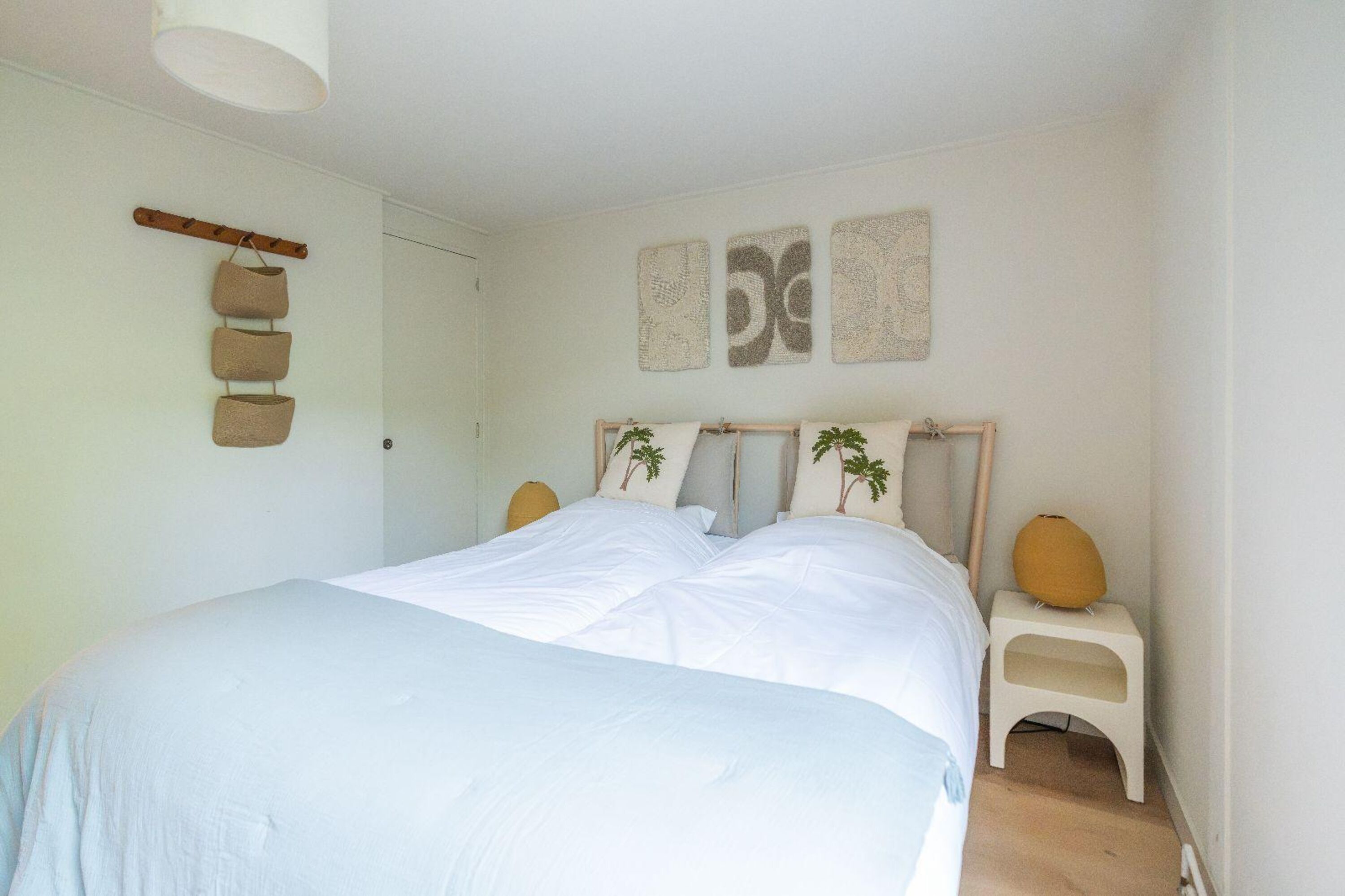 Schlafzimmer 2 mit Doppelbett und Kleiderschrank