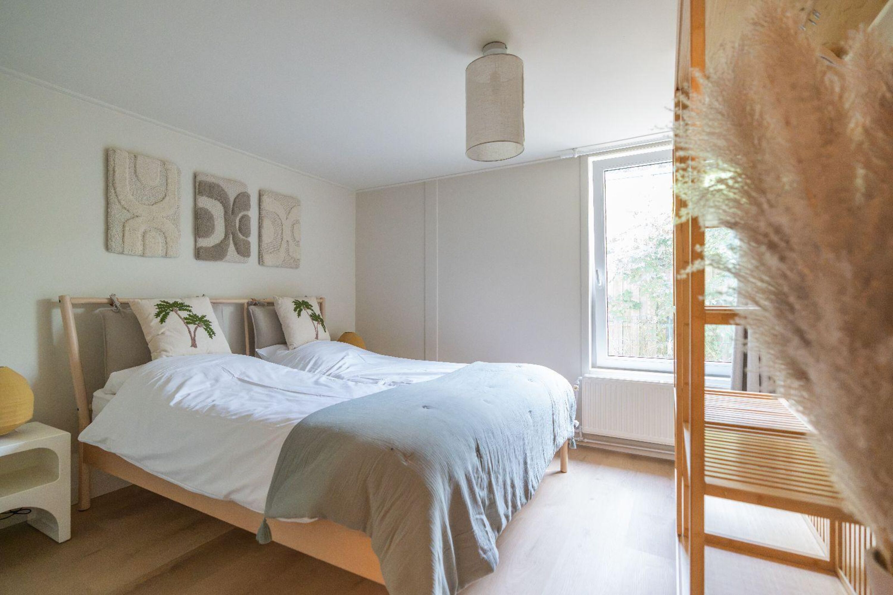 Schlafzimmer 2 mit Doppelbett und Kleiderschrank