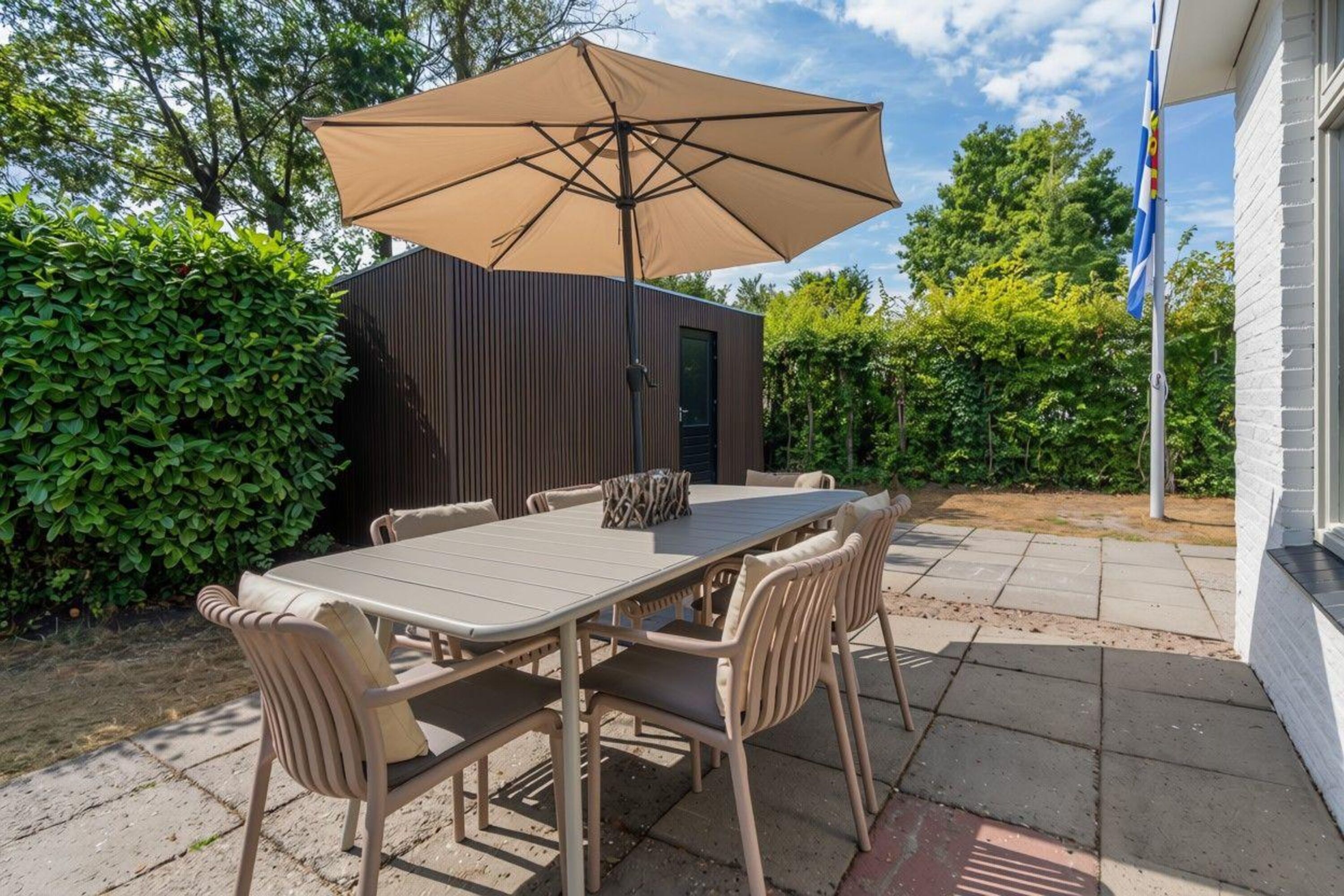 Die sonnige Terrasse mit Gartengruppe und Schuppen