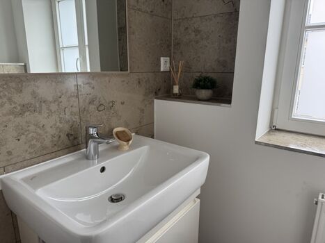 Bad im OG mit WC und Waschbecken 