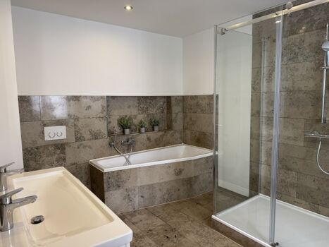 Bad im EG mit Dusche und Wanne 