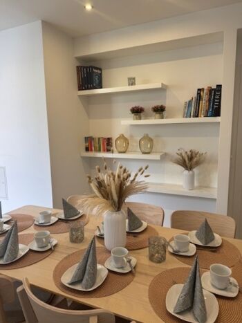 Esszimmer mit großem Tisch für 8 Personen