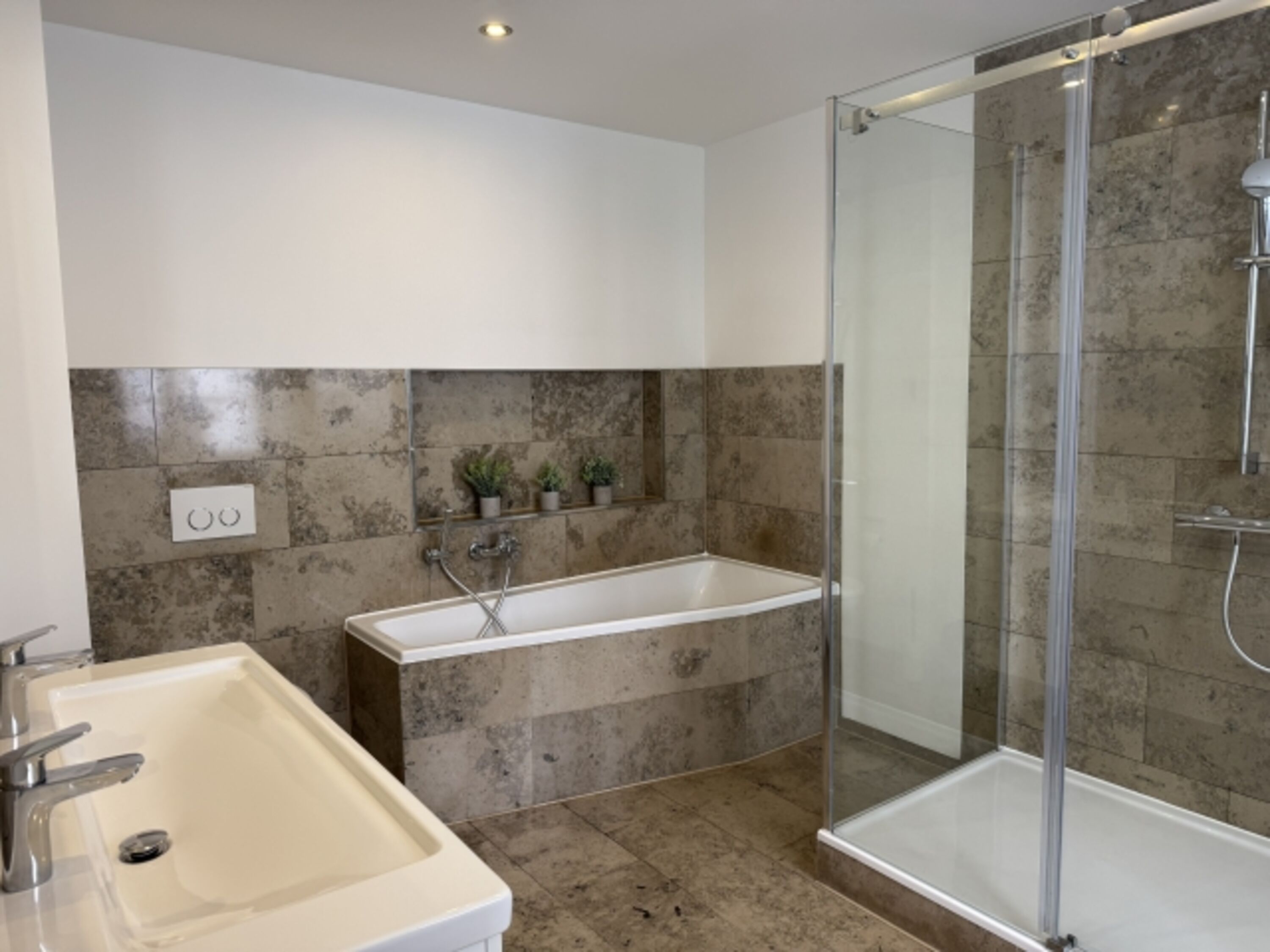 Bad im EG mit Dusche und Wanne 