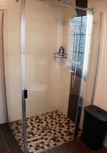 große Dusche mit Fußbodenheizung