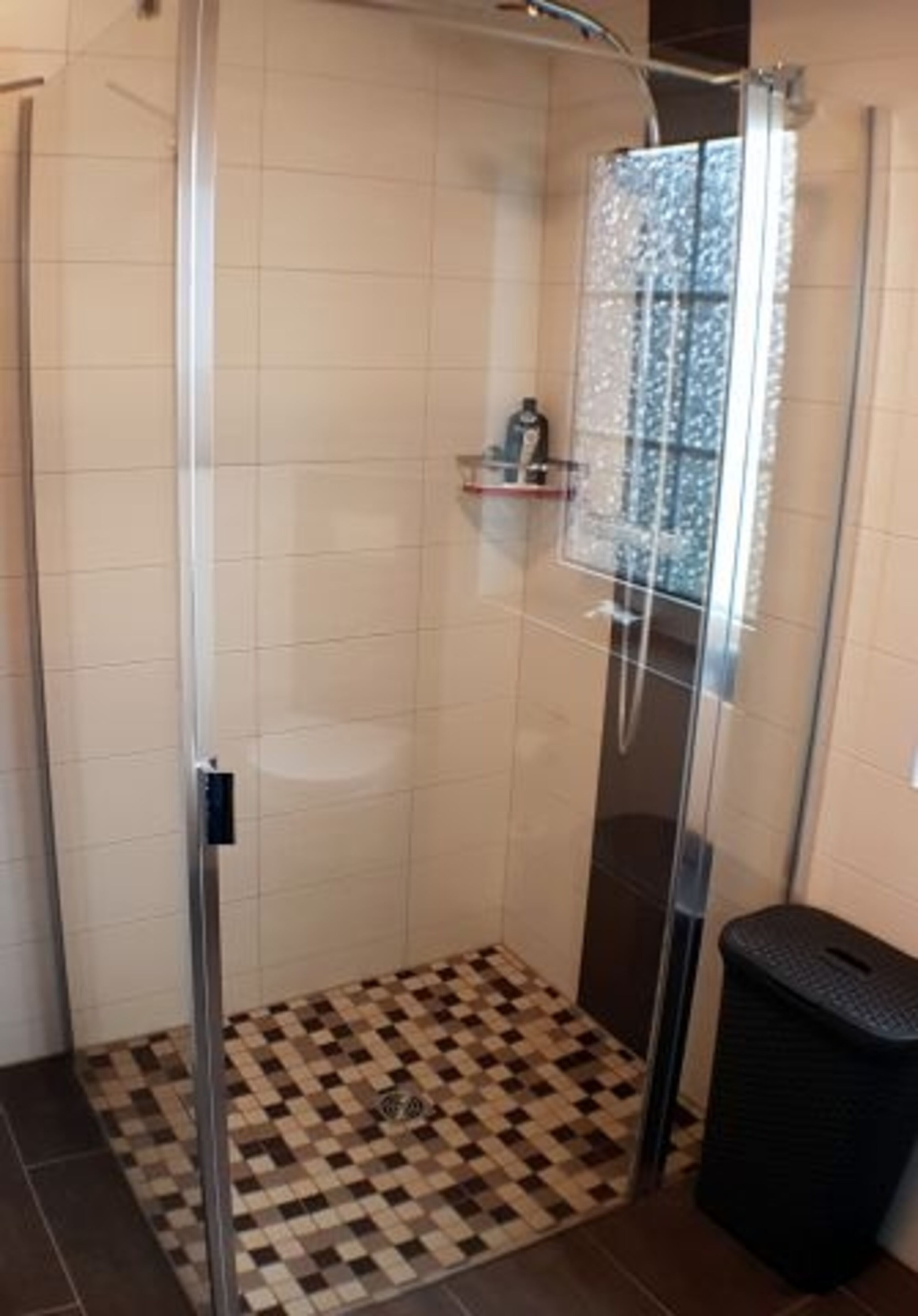 große Dusche mit Fußbodenheizung