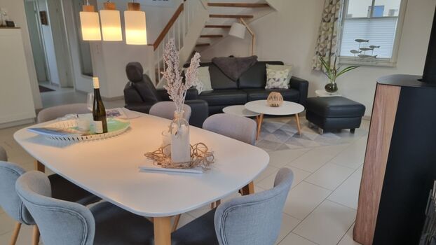 Wohnzimmer mit Essplatz